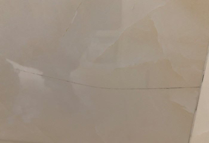 瓷磚開(kāi)裂了怎么辦？瓷磚裂痕如何防治