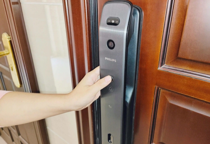  老房裝修必看！室外防盜門到底要不要換？